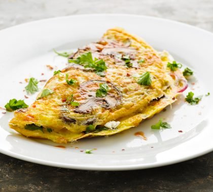 Omelette-aux-champignons-feta-et-herbes-©Martin-Rettenberger-shutterstock